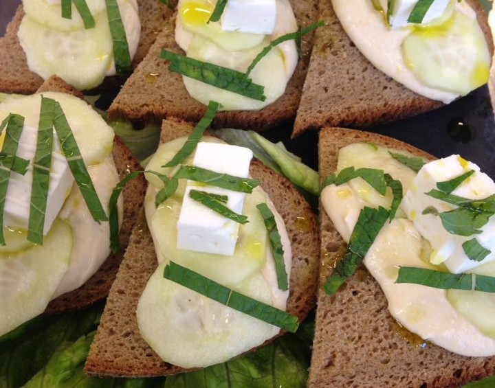 Crostini di pane con hummus