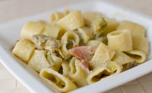 Pasta-con-crema-di-carciofi-e-speck