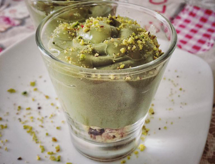 Mousse-la-pistacchio-con-salsa-alla-mela-verde-e-zenzero-su-base-croccante