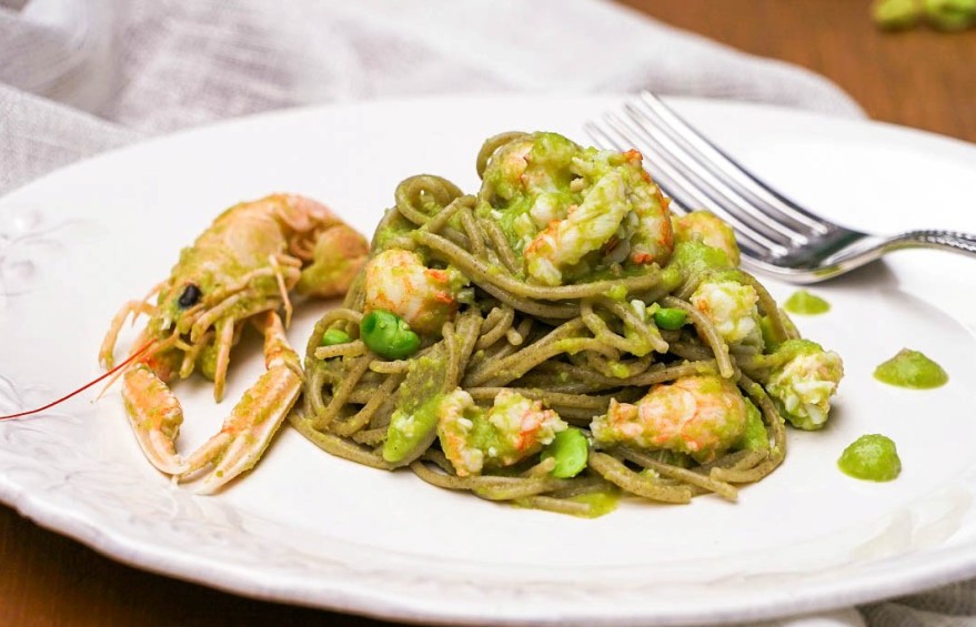 Spaghetti-di-quinoa-con-crema-di-fave-fresche-e-scampi-1