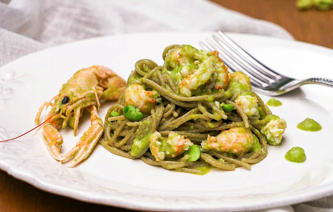 Spaghetti-di-quinoa-con-crema-di-fave-fresche-e-scampi-1